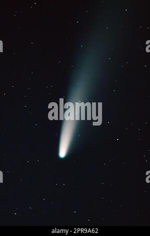 Comet Neowise C/2020 F3 brille de mille feux dans la nuit sombre Starry Sky Comet à UNE distance de 104 millions de kilomètres Banque D'Images