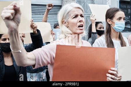 Son corps son mon choix: Une femme mature protestant contre le vaccin contre le covid. Banque D'Images