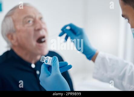 Un simple écouvillon à col rapide. Un médecin méconnaissable teste un patient mâle âgé pour le covid. Banque D'Images