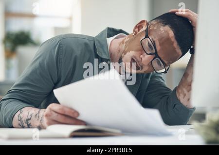 Il n'y a pas de secret pour le succès, juste le travail dur. Un jeune homme d'affaires travaillant dans un bureau moderne. Banque D'Images