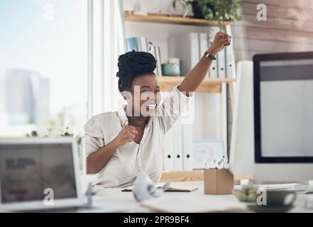 J'aime avoir de bonnes nouvelles. Une jeune entreprise se réjouit en applaudisant dans son bureau. Banque D'Images