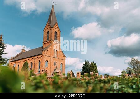 OPSA, district de Braslav, région de Vitebsk, Bélarus. Église Saint-Jean-Baptiste en Sunny Day Banque D'Images