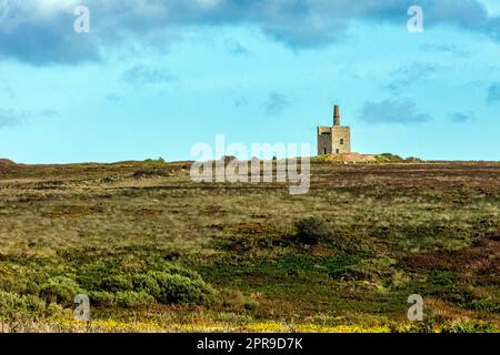 Vue de Cornouailles avec abandonné Greenburrow Pumping Engine House (Ding Dong Mine) en arrière-plan - Cornwall, Royaume-Uni Banque D'Images