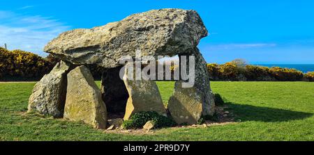 Carreg Samson connu sous le nom de Carreg Sampson, Samson's Stone, ou The Longhouse - Pembrokeshire Coast Path au pays de Galles, au Royaume-Uni Banque D'Images