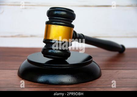 Vue latérale du gavel sur fond de table en bois. Concept de droit. Banque D'Images