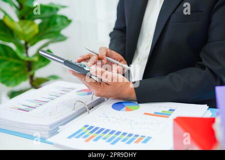 Femme d'affaires travaillant et analyse avec graphique statistique dans le bureau. Banque D'Images