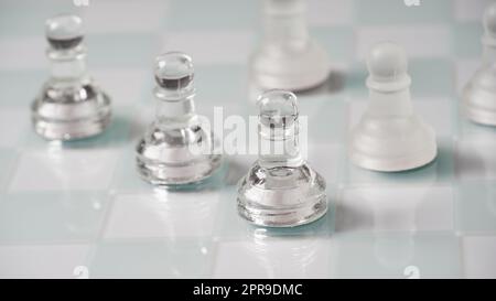 Morceaux d'échecs transparents, pions. Personnages d'échecs transparents sur échiquier Banque D'Images