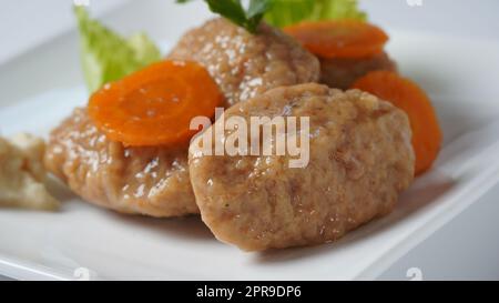 La nourriture traditionnelle de la Pâque juive gefilte poisson avec carottes, raifort, et laitue Banque D'Images