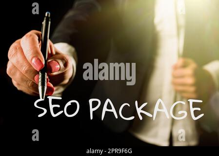 Légende du texte présentant le forfait Seo. Aperçu des affaires pratique de l'optimisation des moteurs de recherche augmenter la quantité visiteurs Businesswoman pointant des Inforttions importantes avec Pen dans la main. Banque D'Images