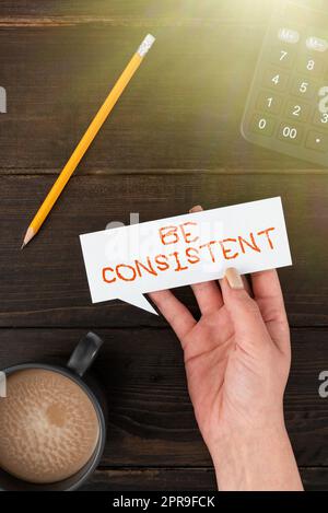 La présentation des sous-titres doit être cohérente. Concept Internet uniforme persistent ferme inaltérable même inchangeant Rapport Man avec tablette Afficher le bouton d'alimentation et les idées d'apprentissage numérique. Banque D'Images