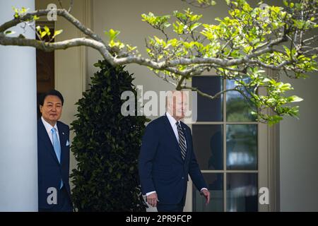 Washington, États-Unis. 26th avril 2023. LE président AMÉRICAIN Joe Biden, à droite, et Yoon Suk Yeol, président de la Corée du Sud, arrivent à une conférence de presse dans le jardin des roses de la Maison Blanche lors d'une visite d'État à Washington, DC mercredi, 26 avril 2023. Les États-Unis renforceront la dissuasion qu’ils fournissent à la Corée du Sud contre les menaces nucléaires, notamment en déployant un sous-marin doté de l’arme nucléaire dans le pays, et en obtenant à son tour l’engagement de Séoul d’honorer ses engagements de ne pas poursuivre son propre arsenal nucléaire. Photo par Al Drago/UPI crédit: UPI/Alay Live News Banque D'Images