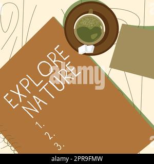 Écriture Affichage du texte Explorer la nature. Business Idea Reserve Camping conservation expédition Safari Park Offee Cup assis sur le bureau avec un carnet représentant un espace de travail détendu. Banque D'Images