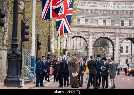 Dix jours avant le couronnement du roi Charles III, des membres des forces armées dirigées par le général de division Christopher Ghika, officier général commandant la Division des ménages et arbitre en chef de l'excellence cérémonielle dans l'Armée britannique (portant la cravate pourpre), Et l'Adjudant (GSM) Andrew 'Vern' Stokes MVO des Coldstream Guards (en uniforme), marchez et planifiez la route de procession cérémonielle de l'abbaye de Westminster au palais de Buckingham, le 26th avril 2023, à Londres, en Angleterre. Banque D'Images