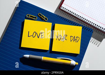 Affiche affichant Love Your Dad. Mot écrit sur avoir de bons sentiments au sujet de votre père aimer les émotions nouvelles importantes présentées sur deux notes adhésives sur le bureau avec le carnet et le stylo. Banque D'Images