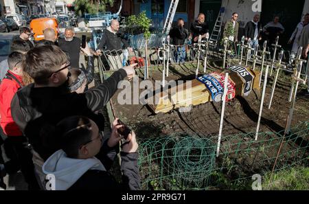 Naples, Italie. 26th avril 2023. Les supporters sont à côté d'une tombe factice pour un cercueil orné des foulards des équipes de football FC Inter FC Juventus et AC Milan et croise avec les symboles de toutes les équipes de football italiennes Serie A, à l'extérieur d'un club de fans de SSC Napoli. Alors que Napoli pourrait gagner la série Un championnat de football dès le dimanche prochain, les préparatifs pour les célébrations sont en plein essor dans la ville. Crédit : Agence photo indépendante/Alamy Live News Banque D'Images