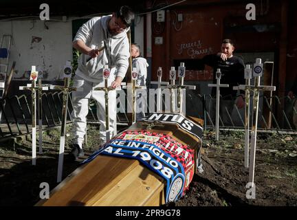 Naples, Italie. 26th avril 2023. Une plante de soutien croise avec les symboles de toutes les équipes italiennes Serie A football à côté d'une tombe factice pour un cercueil orné des foulards des équipes de football FC Inter, FC Juventus et AC Milan devant un club de fans de SSC Napoli. Alors que Napoli pourrait gagner la série Un championnat de football dès le dimanche prochain, les préparatifs pour les célébrations sont en plein essor dans la ville. Crédit : Agence photo indépendante/Alamy Live News Banque D'Images