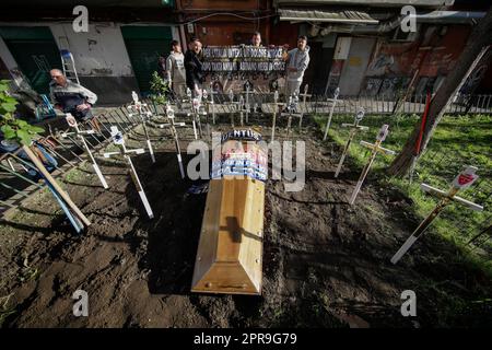 Naples, Italie. 26th avril 2023. Les supporters affichent une bannière écrivant 'pour l'ensemble de l'italie une douleur exruciante, Après tant d'années, nous vous avons crucifié à côté d'une tombe factice pour un cercueil orné des foulards des équipes de football FC Inter FC Juventus et AC Milan et croise avec les symboles de toutes les équipes de football italiennes Serie A, à l'extérieur d'un club de fans de SSC Napoli. Alors que Napoli pourrait gagner la série Un championnat de football dès le dimanche prochain, les préparatifs pour les célébrations sont en plein essor dans la ville. Crédit : Agence photo indépendante/Alamy Live News Banque D'Images