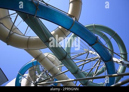 Pipes d'aqua Park colorées vues à faible angle Banque D'Images