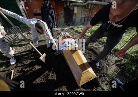 Naples, Italie. 26th avril 2023. Les supporters arborent un faux funèbre en creusant la tombe pour un cercueil orné des foulards des équipes de football FC Inter, FC Juventus et AC Milan devant un club de fans de SSC Napoli. Alors que Napoli pourrait gagner la série Un championnat de football dès le dimanche prochain, les préparatifs pour les célébrations sont en plein essor dans la ville. Crédit : Agence photo indépendante/Alamy Live News Banque D'Images