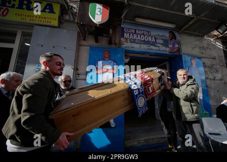 Naples, Italie. 26th avril 2023. Les supporters arborent un faux funèbre avec un cercueil orné des foulards des équipes de football FC Inter, FC Juventus et AC Milan devant un club de fans de SSC Napoli, en passant par une découpe de l'attaquant de Naples Victor Osimhen. Alors que Napoli pourrait gagner la série Un championnat de football dès le dimanche prochain, les préparatifs pour les célébrations sont en plein essor dans la ville. Crédit : Agence photo indépendante/Alamy Live News Banque D'Images