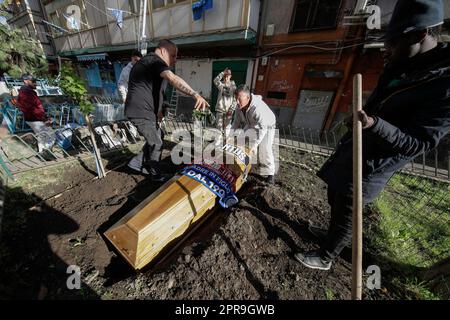 Naples, Italie. 26th avril 2023. Les supporters arborent un faux funèbre en creusant la tombe pour un cercueil orné des foulards des équipes de football FC Inter, FC Juventus et AC Milan devant un club de fans de SSC Napoli. Alors que Napoli pourrait gagner la série Un championnat de football dès le dimanche prochain, les préparatifs pour les célébrations sont en plein essor dans la ville. Crédit : Agence photo indépendante/Alamy Live News Banque D'Images