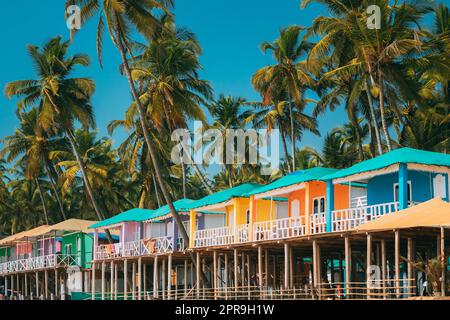 Canacona, Goa, Inde. Célèbres maisons d'hôtes peintes sur la plage de п contre le fond de grands palmiers à la Sunny Day Banque D'Images