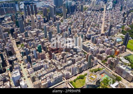 Mong Kok, Hong Kong 30 juillet 2020 : un drone survole la ville de Hong Kong Banque D'Images