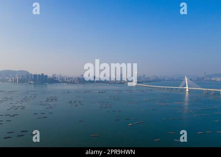 Un drone survole le pont de la baie de Shenzhen Banque D'Images