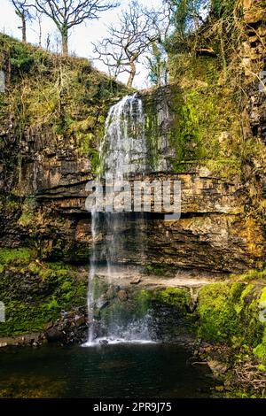 Henrhyd Falls (Sgwd Henrhyd) - Brecon Beacons National Park, pays de Galles, Royaume-Uni Banque D'Images