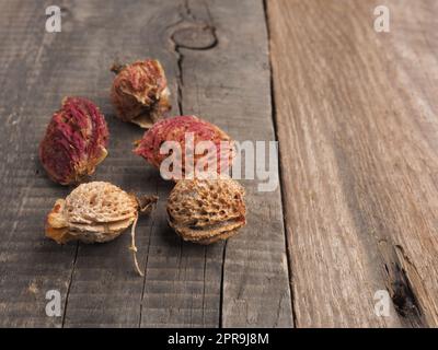 Une variété de fosses de pêche sur une table de jardin rustique Banque D'Images