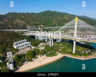 Hong Kong 27 novembre 2021 : un drone survole le pont Ting Kau à Hong Kong Banque D'Images