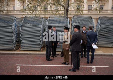 Dix jours avant le couronnement du roi Charles III, les rangs des forces armées dirigées par le général de division Christopher Ghika, officier général commandant la Division des ménages et arbitre en chef de l'excellence cérémonielle dans l'Armée britannique (non représenté), Marchez et planifiez la tournée de procession cérémonielle entre l'abbaye de Westminster et le palais de Buckingham, le 26th avril 2023, à Londres, en Angleterre. Banque D'Images