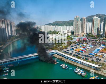 Tuen Mun, Hong Kong 05 février 2022 : vue de dessus du quartier résidentiel de Hong Kong et incendie sur le bateau Banque D'Images