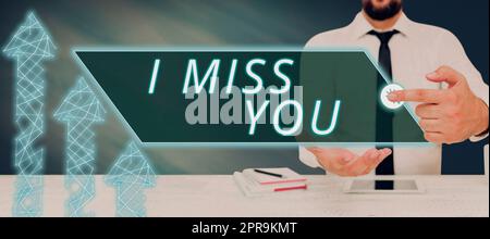 Texte montrant l'inspiration Je vous manque. Internet concept se sentir triste parce que vous n'êtes plus ici aimant message Homme avec Une tablette pression sur numérique présentant des idées créatives. Banque D'Images