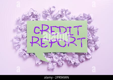 Rapport de crédit d'affichage conceptuel. Business concept emprunter feuille RAP facture et cotisations paiement Score Historique de la dette enveloppes de papier placées sous bulle de discours avec des informations importantes. Banque D'Images