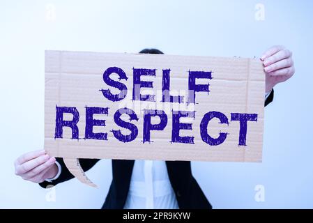 Légende conceptuelle respect de soi. Vitrine d'affaires fierté et confiance en soi Stand up for self Businesswoman tenant la bulle de discours avec des messages importants. Banque D'Images