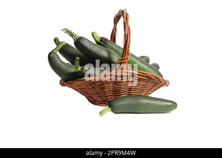 Panier de Zucchini organique frais isolé sur fond blanc Banque D'Images