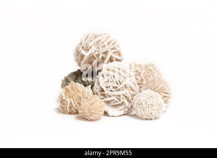 Pierres Chakra blanc de la rose du désert avec pyrite de fer isolée sur fond blanc Banque D'Images