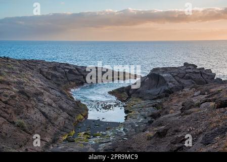 Vue sur l'océan Atlantique et les rochers à Playa Paraiso, Adeje, Tenerife, îles Canaries, Espagne. Banque D'Images