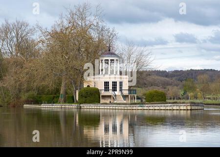 Vue aérienne du temple ornemental (une folie) sur Temple Island, un eyot dans la Tamise juste au nord de Henley-on-Thames, Oxfordshire, Royaume-Uni. Banque D'Images