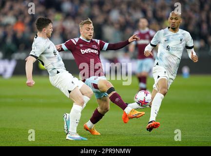 Andrew Robertson de Liverpool, Jarrod Bowen de West Ham United et Fabinho (gauche-droite) de Liverpool se battent pour le ballon lors du match de la Premier League au stade de Londres. Date de la photo: Mercredi 26 avril 2023. Banque D'Images