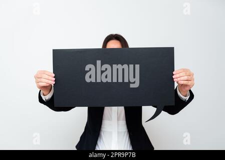 Femme d'affaires tenant une bulle de discours avec des messages importants. Femme présentant des informations de base sur le ballon de dialogue. Lady montrant des mises à jour récentes sur papier. Banque D'Images