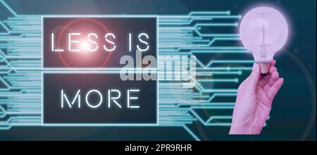 Inspiration montrer signe moins, c'est plus. Mot pour l'approche minimaliste de la matière artistique est plus efficace femme tenant ampoule par Graphic Box et lignes présentant de nouvelles idées. Banque D'Images