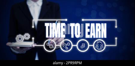 Affiche textuelle indiquant le temps à gagner. Vitrine d'affaires après un effort élevé et beaucoup de travail, vous pouvez voir la dame de revenus en costume tenant un stylo symbolisant les réalisations réussies de travail d'équipe. Banque D'Images