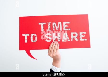 Symbole de texte indiquant le temps de partage. Idée d'affaires communiquer avec vos amis et votre famille diffuser le mot Businesswoman tenant la bulle de parole avec des messages importants d'une main. Banque D'Images