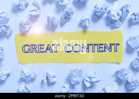 Légende conceptuelle Grand contenu. Concept signification satisfaction motivationnel lisible originalité applicable Crumpled Notes placées sur papier toutes les informations importantes écrites. Banque D'Images