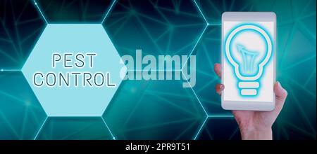 Texte d'écriture Pest Control. Idée d'affaires tuer les insectes destructeurs qui attaque les cultures et le bétail femme avec le téléphone portable montrant carte avec bulbe et partage de nouvelles idées. Banque D'Images