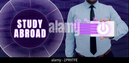 Texte montrant inspiration Study à l'étranger. Mot pour poursuivre des opportunités éducatives dans un pays étranger Homme avec smartphone présentant le numérique S et la technologie moderne. Banque D'Images