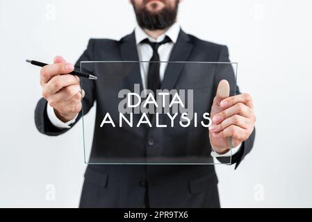 Affiche l'analyse des données. Idée d'affaires traduire les chiffres à la conclusion analytique prévision homme d'affaires tenant le stylo et le verre tout en faisant la promotion de la marque de l'entreprise. Banque D'Images