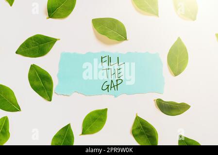 Écriture Affichage du texte combler l'écart. Aperçu de l'entreprise a mis sa pièce manquante dans son bon endroit solution au puzzle papier blanc entouré de feuilles pour l'invitation de mariage et des cartes. Banque D'Images